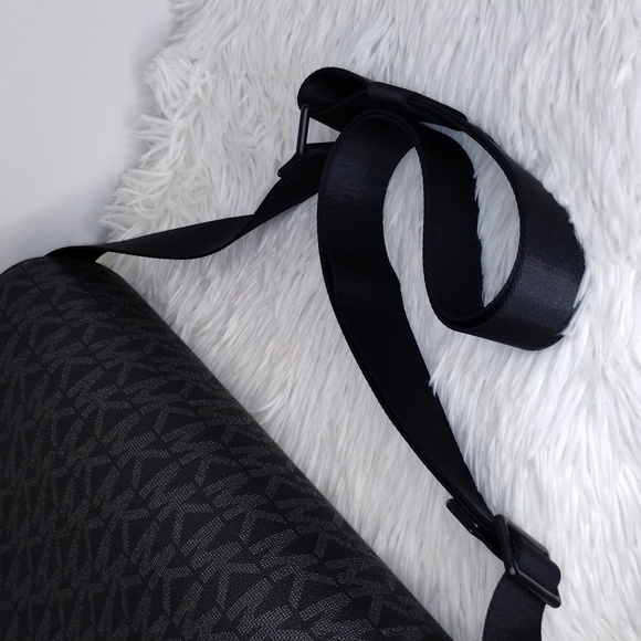 Michael Kors Everett Leather Flap Messenger Carryall Bag - Picture 6 of 12